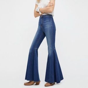 Free people Bell bottom jeans 💕